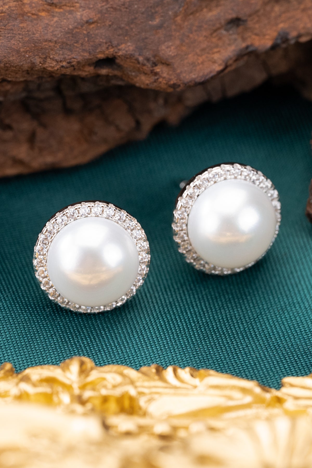 Iridiscent Halo Pearl Stud Earrings