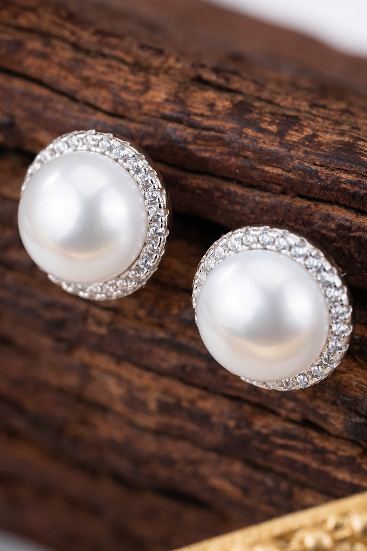 Iridiscent Halo Pearl Stud Earrings