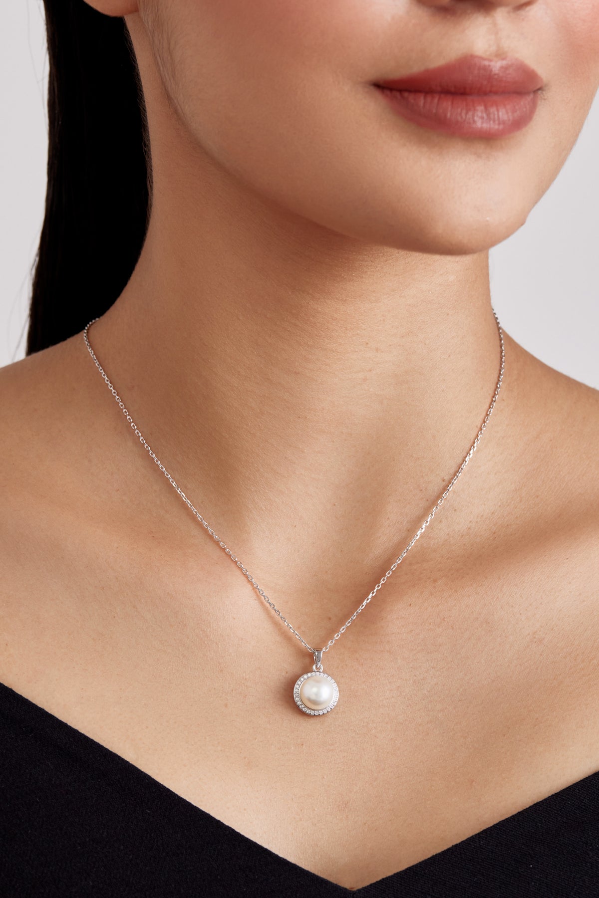 Exquisite Halo Pearl Pendant Necklace