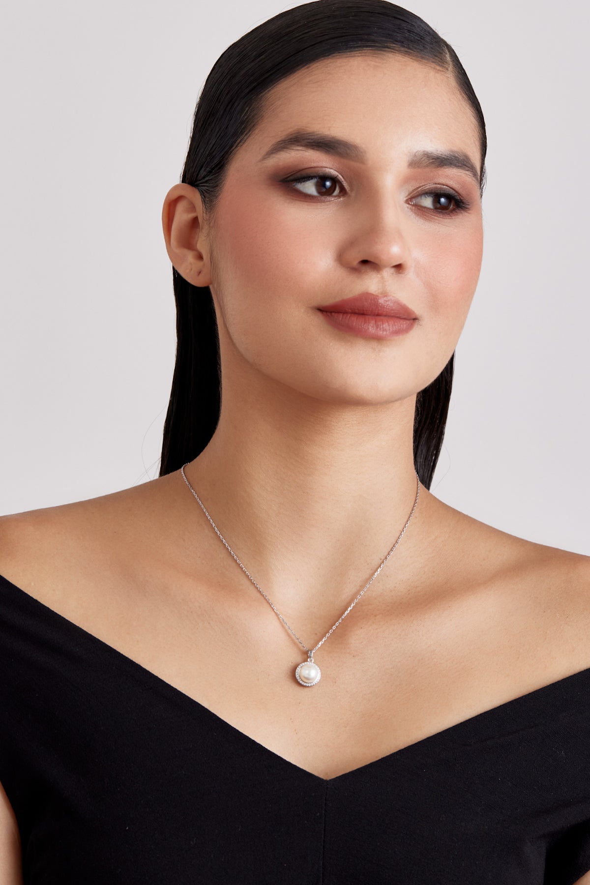 Exquisite Halo Pearl Pendant Necklace